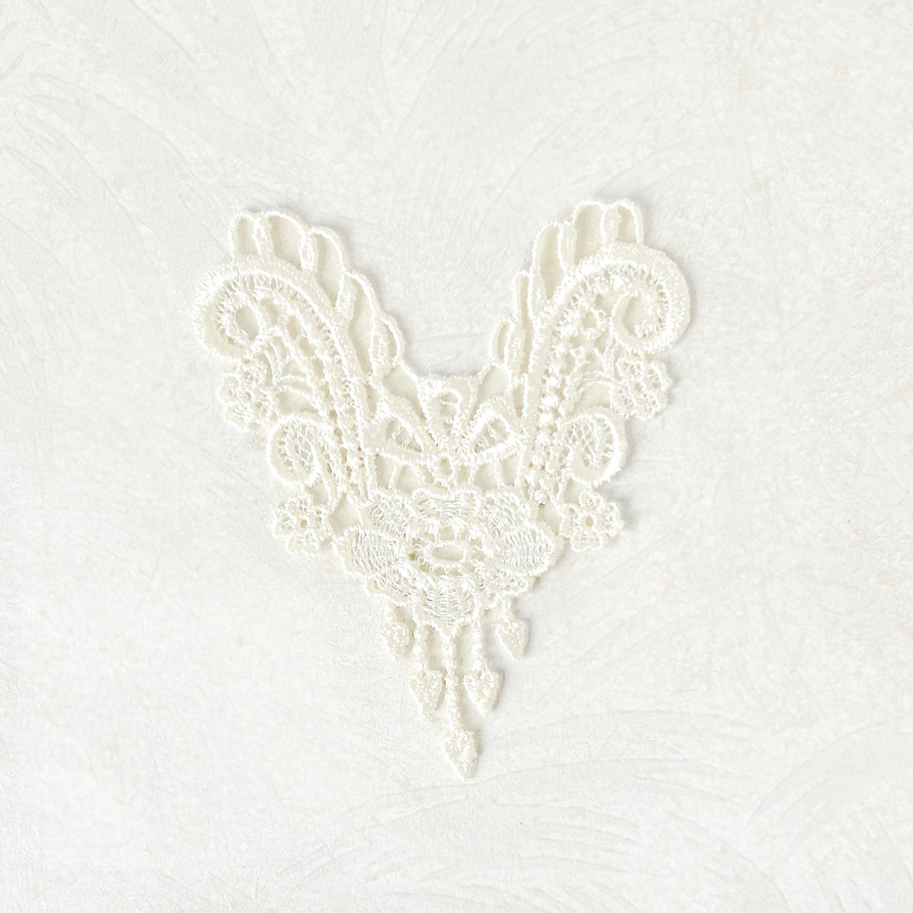 Venice_Lace_Center_Motif_Floral_Swirls_Applique