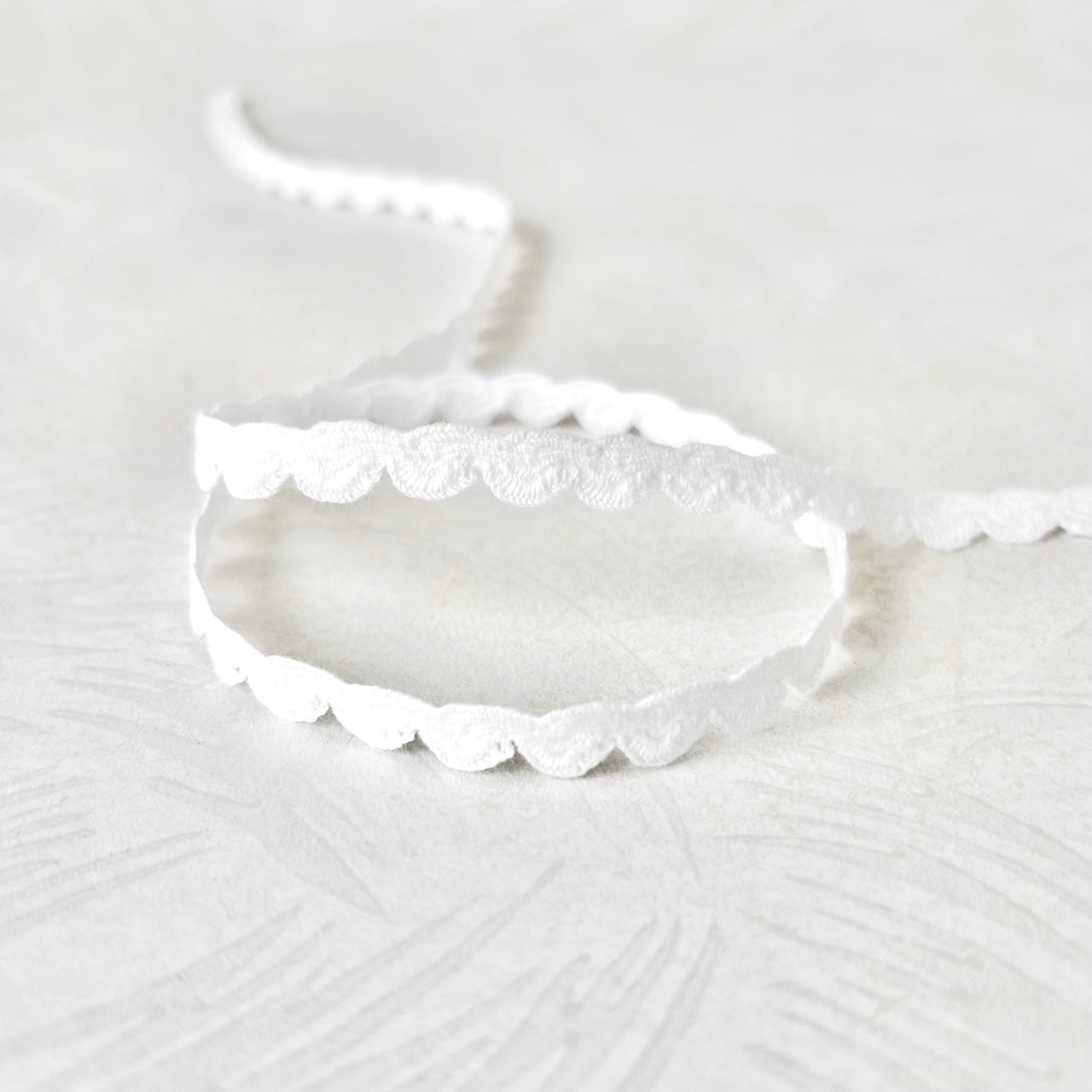 White_Scalloped_Braid