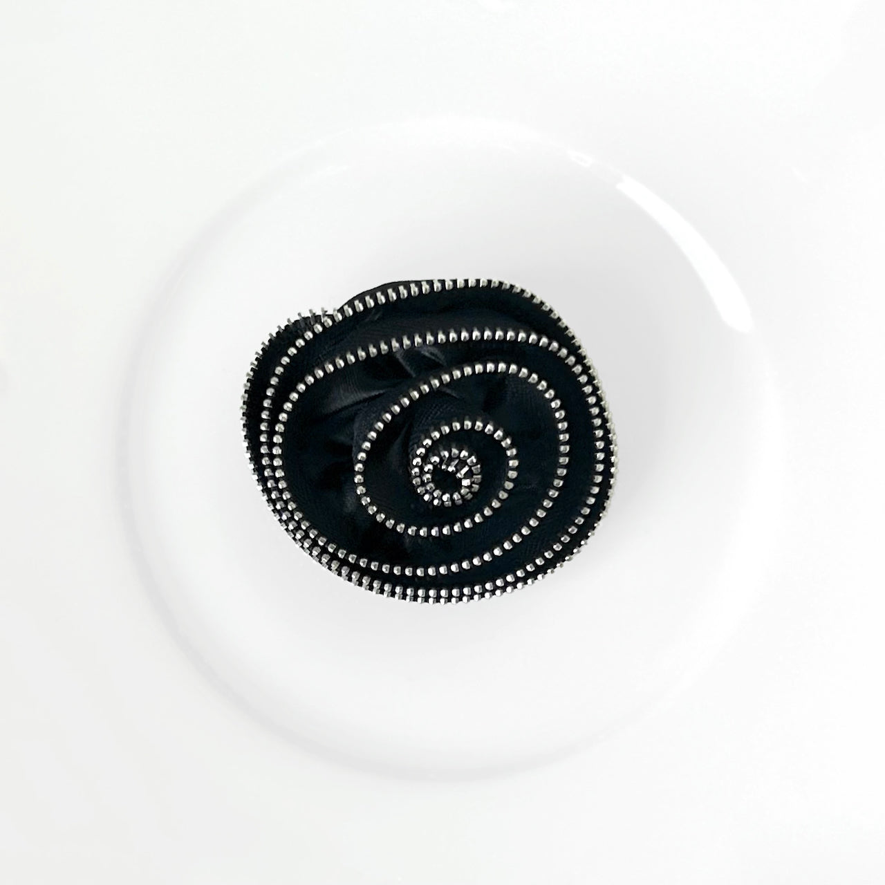 Zipper_Edge_Black_Flower_Brooch