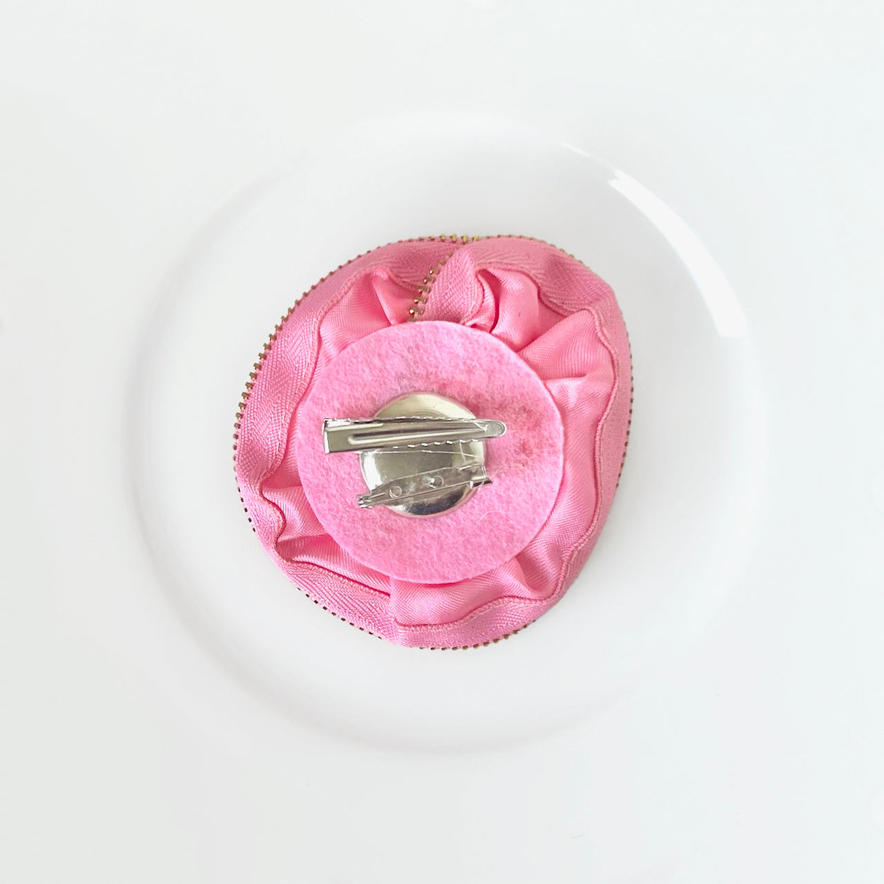Zipper_Edge_Pink_Flower_Brooch