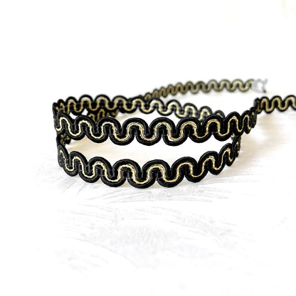    Black_Gold_Wavy_Trim