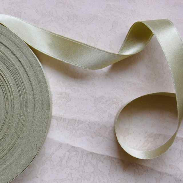 Double Faced Silk Satin Ribbon Off White - Col 39