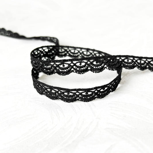    Scalloped_Edge_Venice_Lace